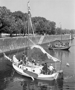 857250 Afbeelding van een zeilboot met gekostumeerde personen in de sluiskom van de Koninginnensluis te Nieuwegein, ter ...